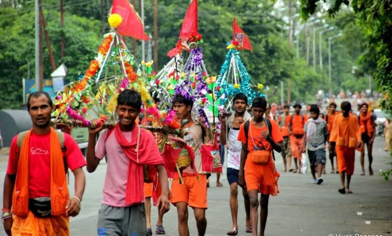 भगवान शिव के अभिषेक के लिए श्रद्धालु दूर-दूर से जल लेने आते हैं। इसके चलते सड़कों पर कांवड़ियों के जत्थे देखे जा सकते हैं