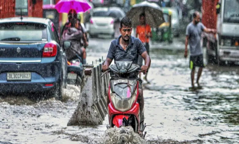 नोएडा में औद्योगिक नगरी में बुधवार सुबह झमाझम वर्षा हुई।