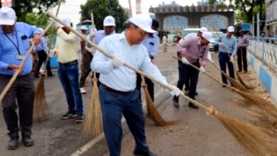 एलेफ इंडिया कंपनी द्वारा गुरुवार को सेक्टर-20 स्थित ई और ए ब्लॉक में सफाई अभियान का आयोजन किया।