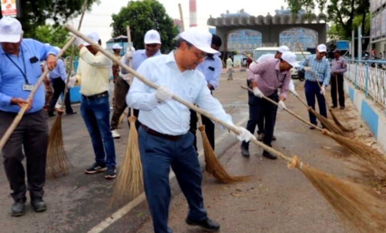 एलेफ इंडिया कंपनी द्वारा गुरुवार को सेक्टर-20 स्थित ई और ए ब्लॉक में सफाई अभियान का आयोजन किया।