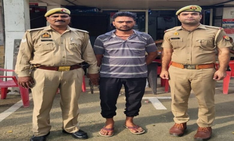 भोजपुर थाना पुलिस ने एक बड़े सनसनीखेज मामले का खुलासा किया है। बड़े भाई के द्वारा बहन (ताऊ की बेटी) के साथ की गई मारपीट और गलौच का बदला लेने के लिए युवक ने बड़े भाई को पीट पीटकर मौत के घाट उतार दिया।