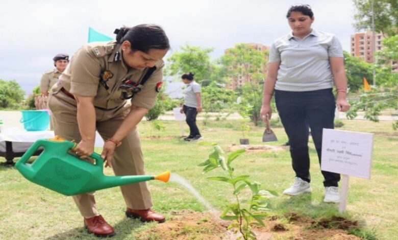 इस अवसर पर पुलिस कमिश्नर ने सभी जनपदवासियों को अधिक से अधिक संख्या में वृक्षारोपण करने का संदेश दिया।