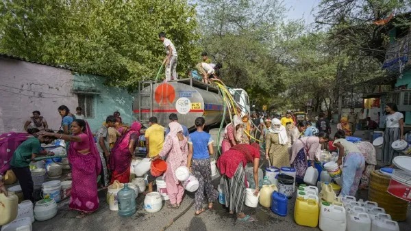 प्रबंधन से शिकायत करने पर प्राधिकरण की कमी बताई जा रही है