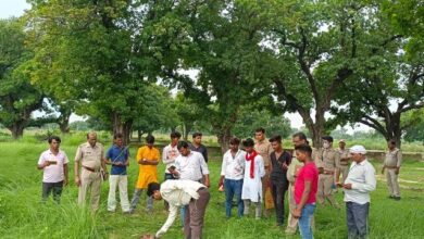 जारचा थाना क्षेत्र के वीरपुरा गांव के जंगल में प्रतिबंधित पशु का कटा सिर मिलने से लोगों का गुस्सा फूट पड़ा।