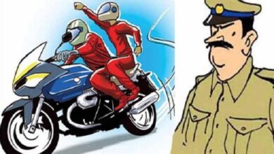 सेक्टर-24 थाने की पुलिस ने स्पोर्ट्स बाइक पर सवार होकर शहर में चेन और मोबाइल लूट की सिलसिलेवार वारदात करने वाले गिरोह के तीन बदमाशों को शुक्रवार को गिरफ्तार कर लिया