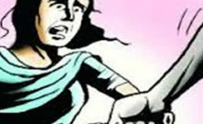 लखनऊ में बारिश के दौरान महिला से अभद्रता करने के मामले के बाद नोएडा में भी एक ऐसा ही मामला सामने आया है।