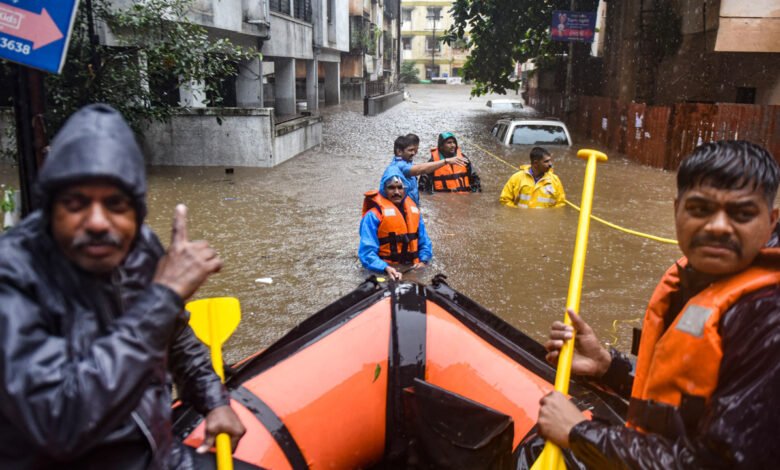 लगातार भारी बारिश और खडकवासला बांध से अतिरिक्त पानी छोड़े जाने के जवाब में, पुणे जिला मजिस्ट्रेट के अनुरोध पर एकता नगर क्षेत्र में सेना की एक टुकड़ी तैनात की गई है