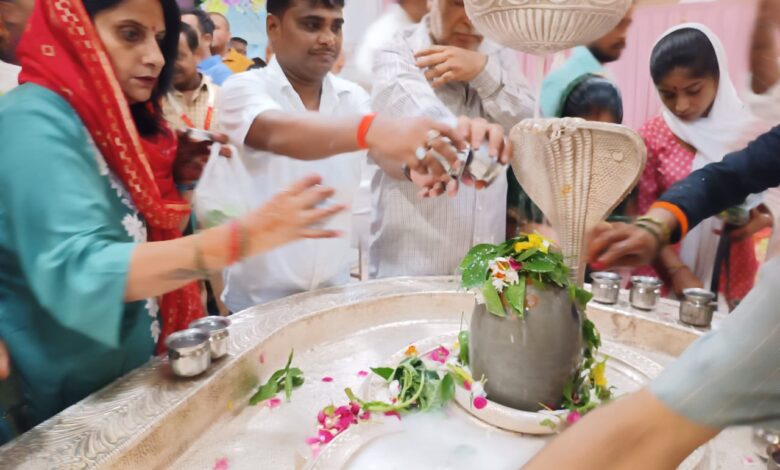 आज झण्डेवाला देवी मन्दिर में सावन मास के पांचवें सोमवार को भगवान शंकर का रूद्राभिषेक किया गया