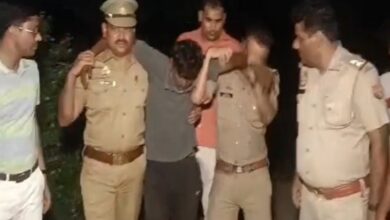 ग्रेटर नोएडा में थाना दादरी पुलिस ने रविवार रात मुठभेड़ के दौरान दो डकैतों को गिरफ्तार किया है।