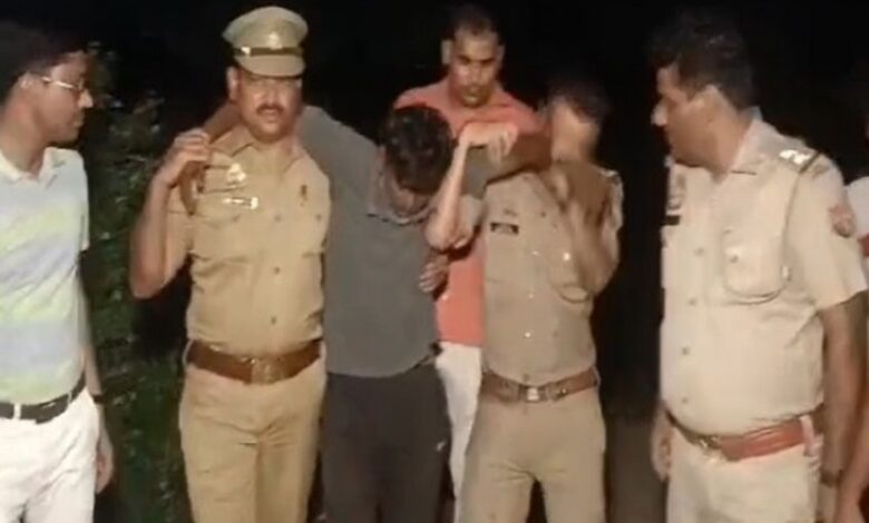 ग्रेटर नोएडा में थाना दादरी पुलिस ने रविवार रात मुठभेड़ के दौरान दो डकैतों को गिरफ्तार किया है।