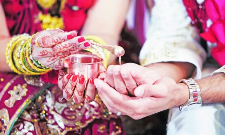थाना इकोटेक-3 क्षेत्र में लिव-इन रिलेशनशिप में रहने वाली एक युवती ने पंखे से फंदा लगाकर जान देदी। बताया जा रहा है कि शादी का दबाव बनाने पर लिव-इन पार्टनर और उसका परिवार युवती को परेशान कर रहा था