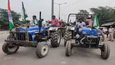 किसानों की तिरंगा यात्रा के दौरान एक ट्रैक्टर और एसयूवी गाड़ी की आपस में टक्कर हो गई।