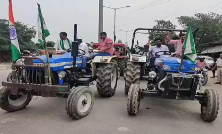 किसानों की तिरंगा यात्रा के दौरान एक ट्रैक्टर और एसयूवी गाड़ी की आपस में टक्कर हो गई।