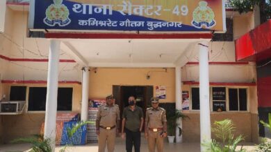 पुलिस ने एक फर्जी आईपीएस अधिकारी को गिरफ्तार किया है। वह अपने को 2000 बैच का आईपीएस बताता था। रॉ में डीआईजी लेवल का अधिकारी होने का दावा करता था।