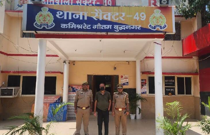 पुलिस ने एक फर्जी आईपीएस अधिकारी को गिरफ्तार किया है। वह अपने को 2000 बैच का आईपीएस बताता था। रॉ में डीआईजी लेवल का अधिकारी होने का दावा करता था।