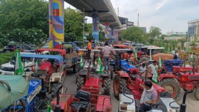 ग्रेटर नोएडा प्राधिकरण पर धरने पर बैठे किसानों का सोमवार को गुस्सा फूट पड़ा।