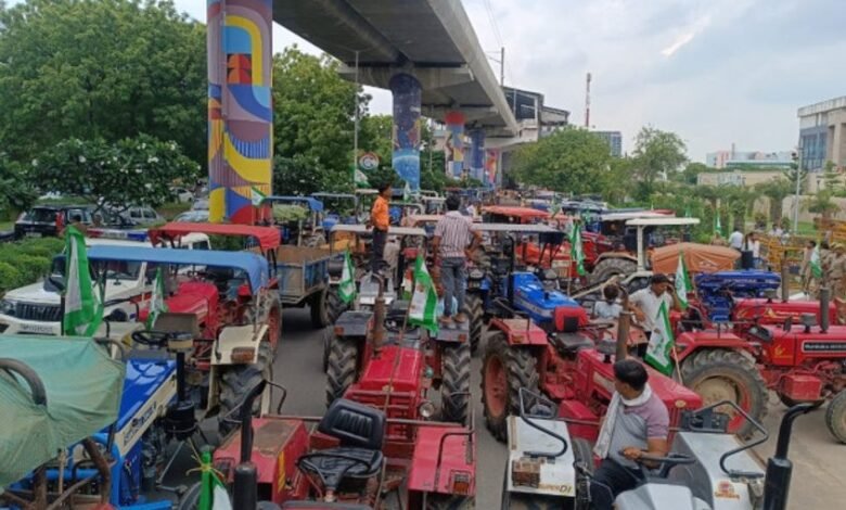 ग्रेटर नोएडा प्राधिकरण पर धरने पर बैठे किसानों का सोमवार को गुस्सा फूट पड़ा।