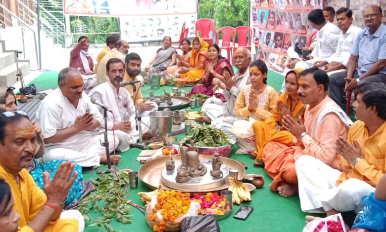 सावन के चौथे सोमवार पर सुबह से ही मंदिरों में भक्तों की भीड़ रही