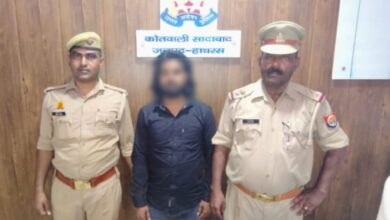 पुलिस कार्रवाई का सामना कर चुके एक कंटेंट क्रिएटर और उसके साथी ने एक बार फिर सोशल मीडिया पर विवादित वीडियो वायरल किया है