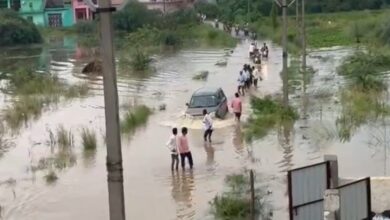 ग्रेटर नोएडा में जेवर क्षेत्र के रनहेरा गांव में भारी बारिश ने बाढ़ जैसे हालात पैदा कर दिए हैं।