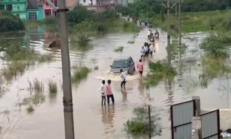 ग्रेटर नोएडा में जेवर क्षेत्र के रनहेरा गांव में भारी बारिश ने बाढ़ जैसे हालात पैदा कर दिए हैं।