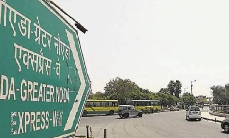 सेक्टर-126 थानाक्षेत्र स्थित एक्सप्रेसवे की सर्विस रोड पर बेकाबू बुलेट नाली में गिरने से उस पर सवार एक व्यक्ति की मौत हो गई।