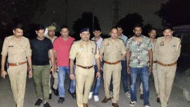 नोएडा में कार की बैटरी चोरी करने वाले 4 बदमाशों से पुलिस की मुठभेड़ हो गई।