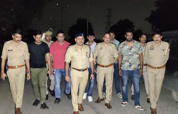 नोएडा में कार की बैटरी चोरी करने वाले 4 बदमाशों से पुलिस की मुठभेड़ हो गई।