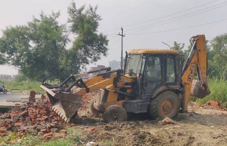 नोएडा प्राधिकरण का प्लॉट से अवैध निर्माण हटाने का अभियान जारी है।