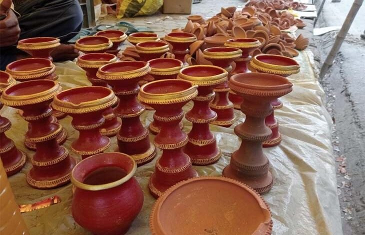 दीपावली बाजार में पानी वाले दिये लोगों को लुभा रहे