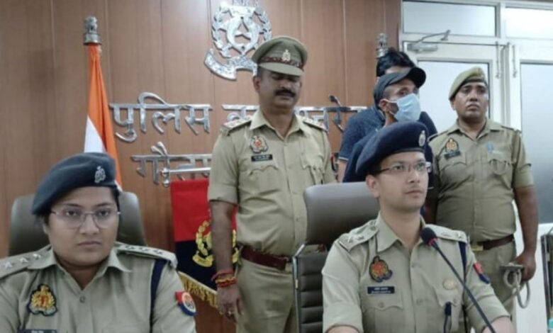 बिसरख थाना पुलिस ने स्टेलर जीवन सोसाइटी के सामने स्थित ग्रीन बेल्ट में दो माह पहले हुई बुजुर्ग की गोली मारकर हत्या की घटना का मंगलवार को खुलासा किया है