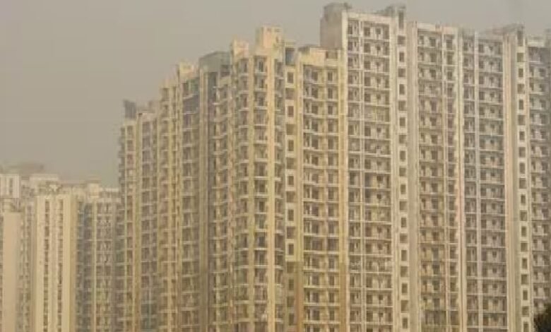 नोएडा के ज्यादातर इलाकों में फ्लैट्स ही फ्लैट्स दिखाई देते है। लेकिन इस जगह पर कई फ्लैट ऐसे भी हैं जिनकों लेकर कहा जा रहा है कि सालों से रजिस्ट्री नहीं हुई