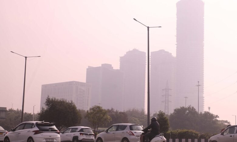 नोएडा और ग्रेटर नोएडा की हवा गुरुवार को भी खराब श्रेणी में रही।