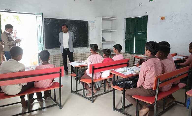 गौतमबुद्ध नगर के दीनदयाल उपाध्याय इंटर कॉलेज समेत चार स्कूलों पर गिरी गाज