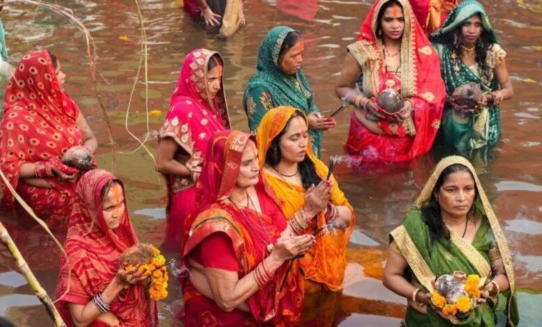 लोक आस्था का महापर्व छठ शुक्रवार को उगते सूर्य को अर्घ्य देने के साथ संपन्न हो गया।