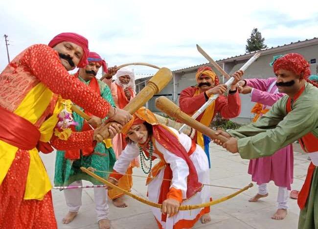 उत्तर प्रदेश, नोएडा: प्रवासी लोगों ने पहाड़ी नृत्य कर मनमोहा