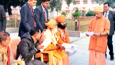 गोरखनाथ मंदिर परिसर, गोरखपुर : जनता दर्शन में मुख्यमंत्री योगी आदित्यनाथ ने सुनीं 150 लोगों की समस्याएं