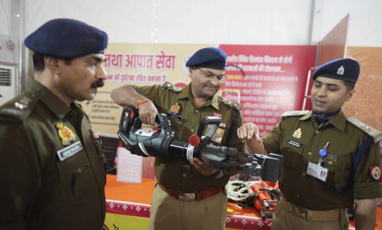 फायरबोट के जरिए रिमोट कंट्रोल्ड रोबोट का भी होता है इस्तेमाल, दुर्गम जगहों पर अग्नि दुर्घटनाओं को रोकने में है मददगार, आग पर काबू पाने के साथ ही जोखिम भरे फायर ऑपरेशंस को अंजाम देने और अग्निरक्षकों की सुरक्षा के लिए भी कवच के तौर पर कार्य करती है फायरबोट