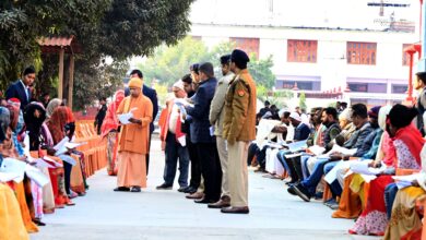 ग्रेटर नोएडा, गोरखपुर: जनता दर्शन में सीएम योगी ने सुनीं करीब 200 लोगों की समस्याएं, निस्तारण के लिए अफसरों को दिए निर्देश