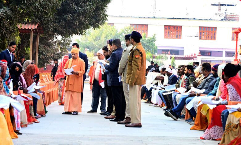 ग्रेटर नोएडा, गोरखपुर: जनता दर्शन में सीएम योगी ने सुनीं करीब 200 लोगों की समस्याएं, निस्तारण के लिए अफसरों को दिए निर्देश