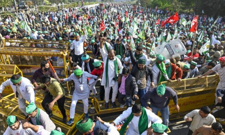  गौतमबुद्ध नगर, नोएडा: किसानों से मिलने आए सपा विधायक ने 2 घंटे तक टोल पर किया हंगामा, वापस लौटे