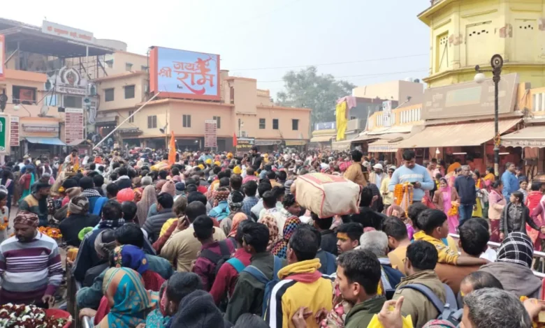 -मौनी अमावस्या पर स्नान के बाद राम मंदिर व हनुमानगढ़ी पहुंचे श्रद्धालु