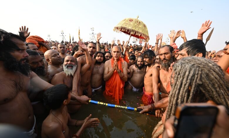 उत्तर प्रदेश, महाकुम्भनगर: मौनी अमावस्या पर श्रद्धालुओं पर हुई पुष्पवर्षा