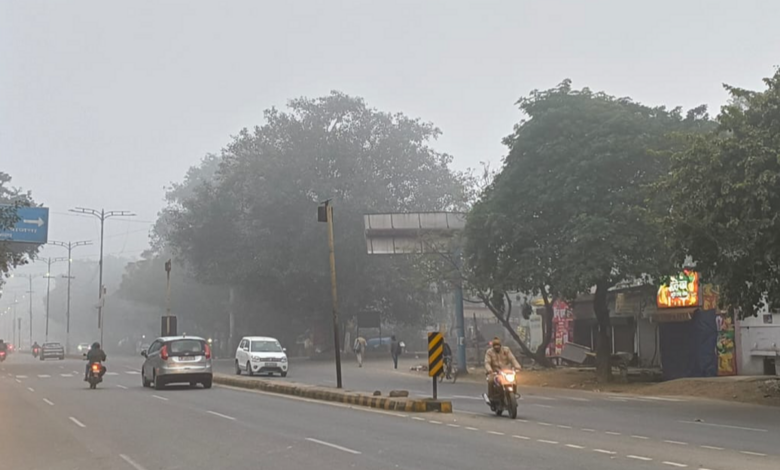 उत्तर प्रदेश, गाजियाबाद: कोहरे ने बढ़ाई गलन, विजिविलटी रही कम, जानिए कब मिलेगी शीत लहर से राहत