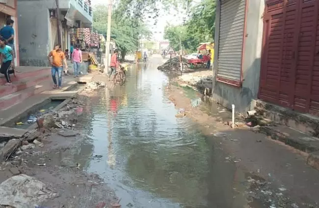 उत्तर प्रदेश, गाजियाबाद: सीवर ओवरफ्लो के चलते अभयखंड और इंद्रप्रस्थ कॉलोनी के लोग परेशान