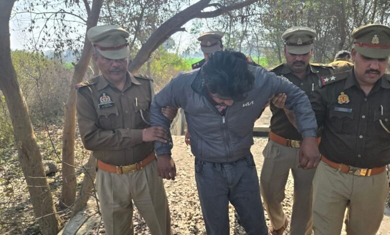 उत्तर प्रदेश, गाजियाबाद: गैंगस्टर ने झाड़ी से तमंचा निकाल पुलिस पर गोली चलाई, गिरफ्तार