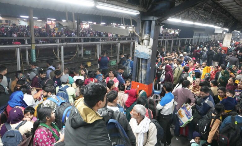 नई दिल्ली: -नई दिल्ली रेलवे स्टेशन पर भगदड़ से 18 यात्रियों की मौत, 14 घायल