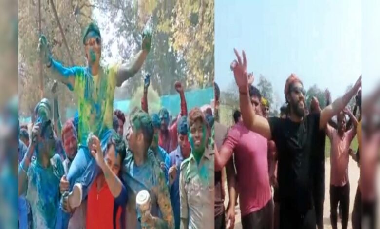 उत्तर प्रदेश, नोएडा: रंग-गुलाल लगाकर संगीत पर थिरके लोग