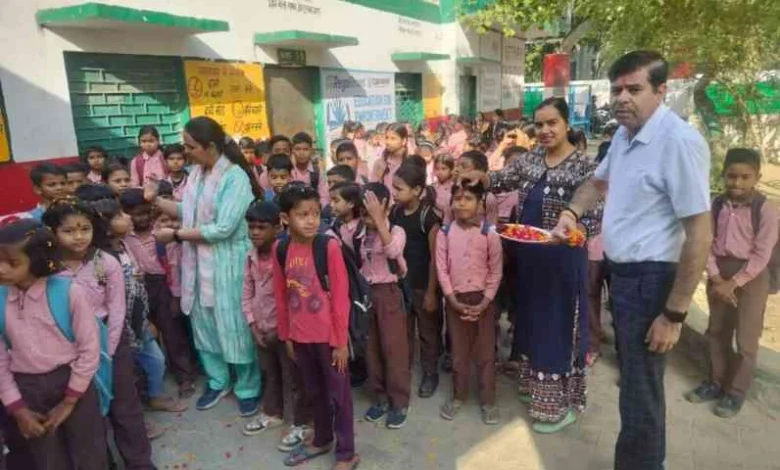 उत्तर प्रदेश, नोएडा: छात्रों को निशुल्क पुस्तक उपलब्ध कराने के लिए सम्मान