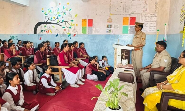 उत्तर प्रदेश, नोएडा: स्कूली छात्राओं को दी सुरक्षा की जानकारी